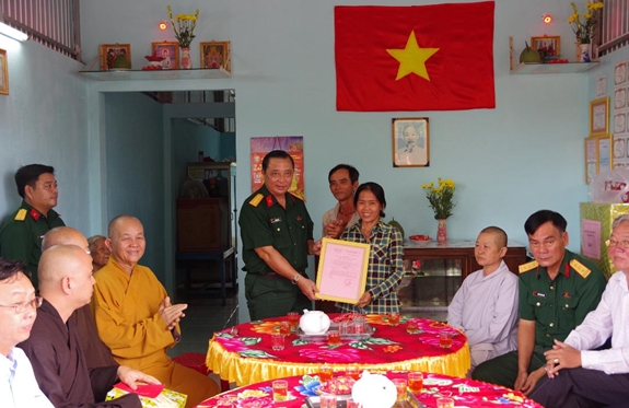 Gia đình phật tử Trần Thị Minh Hạnh trong ngôi nhà tình nghĩa quân-dân do Bộ CHQS tỉnh Long An trao tặng.